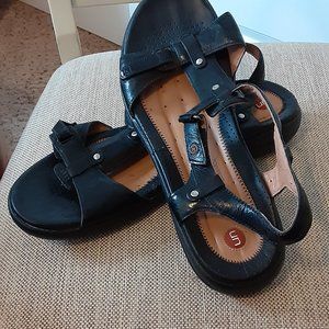 UnStructured Un.Shade Leather T-Strap Sandals